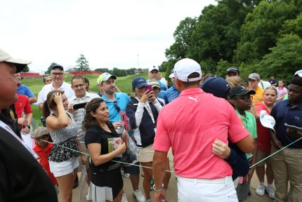 Rickie photo with fans